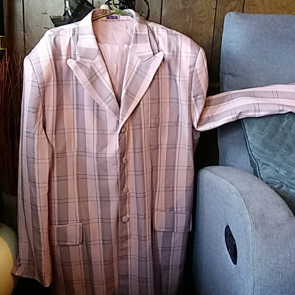 Men 3 piece 3 quarter suit with a reversable vest